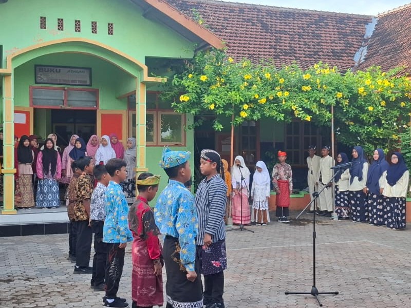 UPACARA MEMPERINGATI HARI KARTINI DI SD NEGERI 1 ALASMALANG
