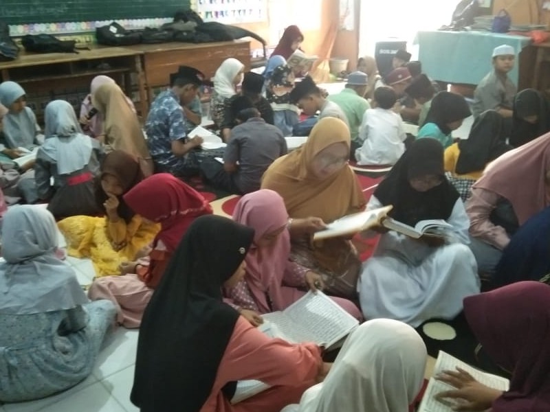 Pelaksanaan Khotmil Qur'an dalam rangka Memperingati Hari Santri Nasional