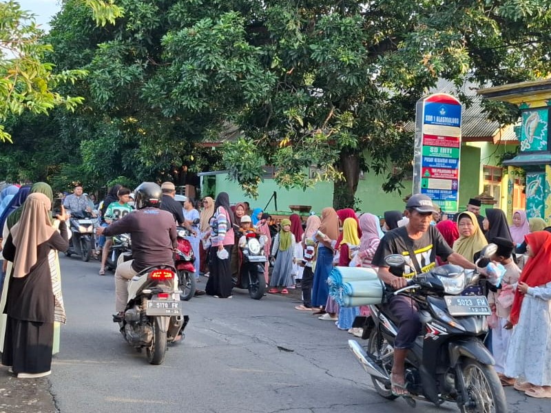 Kegiatan Berbagi Takjil dan Zakat yang dilakukan oleh Murid SD Negeri 1 Alasmalang pada Bulan Ramadan