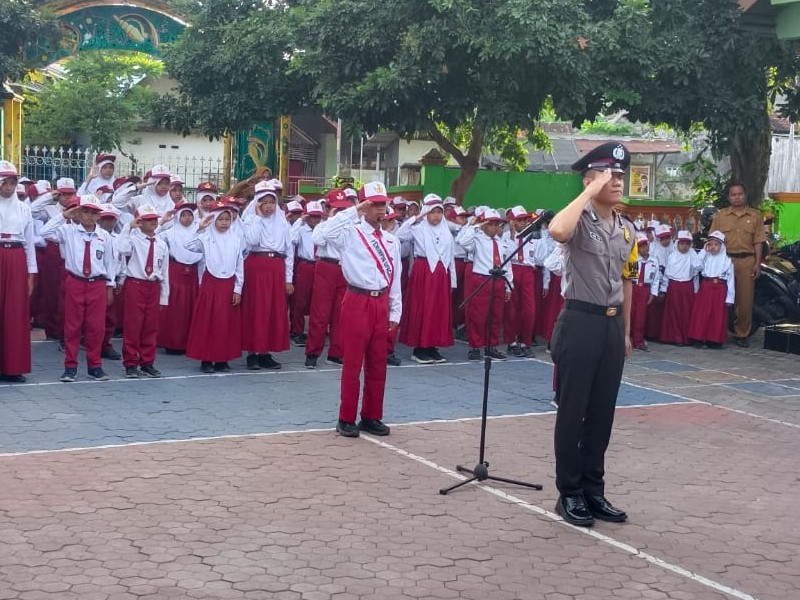 Kegiatan Rutin Upacara Hari Senin di SD Negeri 1 Alasmalang