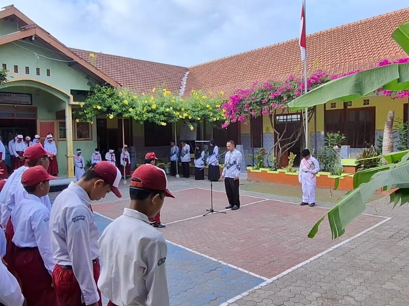 Upacara Hari senin di SDN 1 Alasmalang